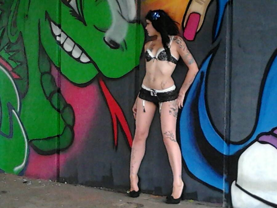model laura ford lingerie modelling photo taken at Graffitti tunnels - tamworth taken by Starfruit photography