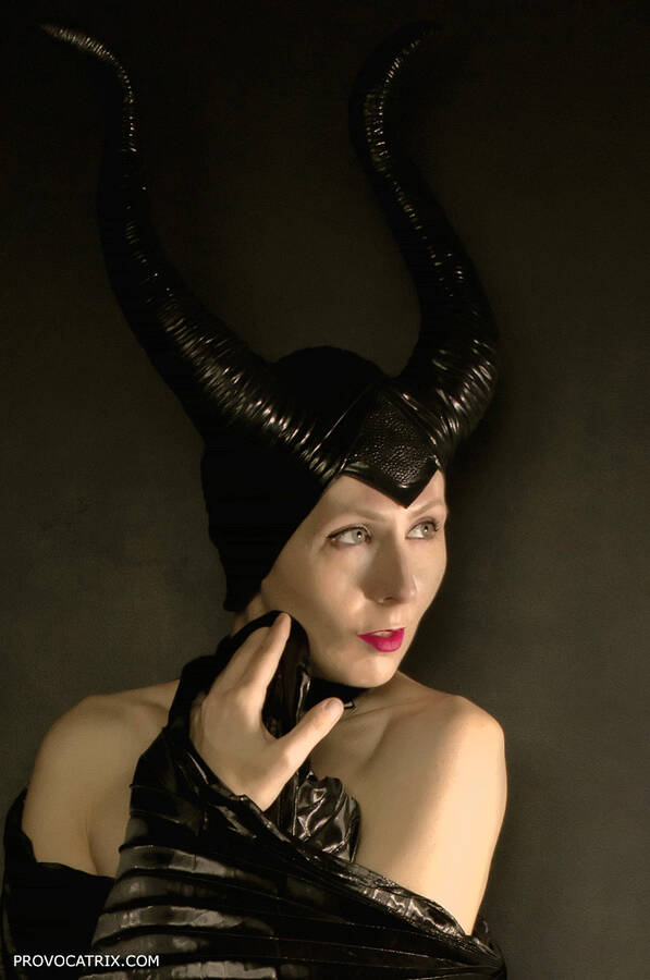 photographer Provocatrix cosplay modelling photo with @Vampire_princess
