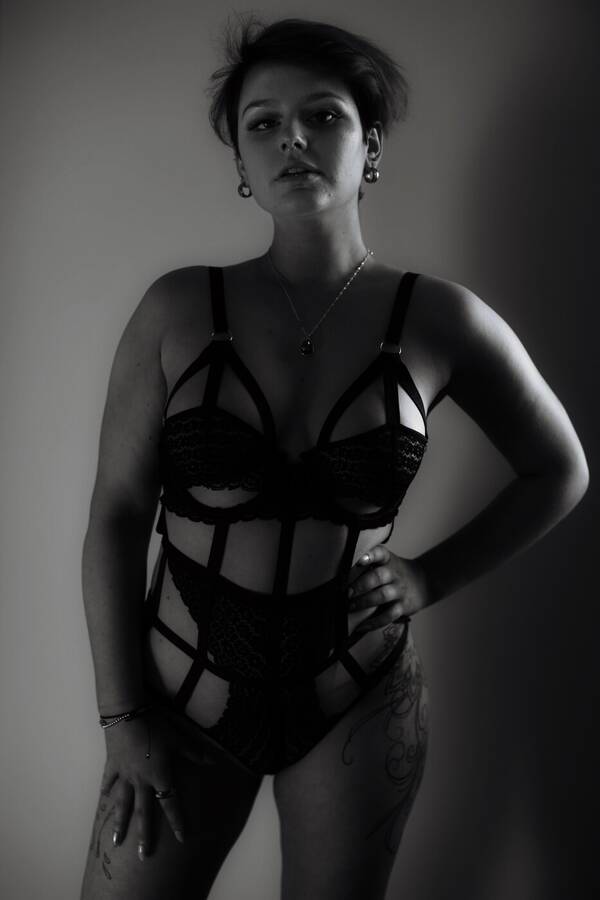 model Pippa 64 lingerie modelling photo taken by @Will10012