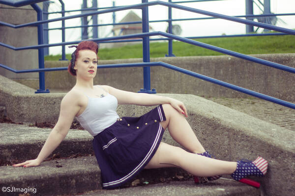 photographer SJImaging pinup modelling photo taken at Preston docks with @RoxieRoyale