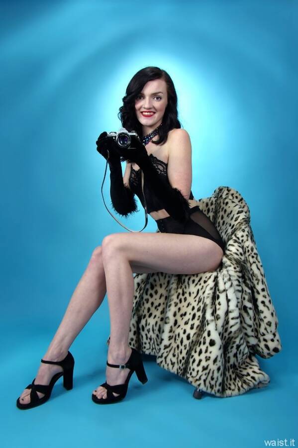 photographer waist it vintage modelling photo. jodiebeth is a tall slim leggy model from that other purplish place with a delightful retro look big blue eyes a tiny little waist and legs that seem to go on forever         she poses on a set of steps wearing a 