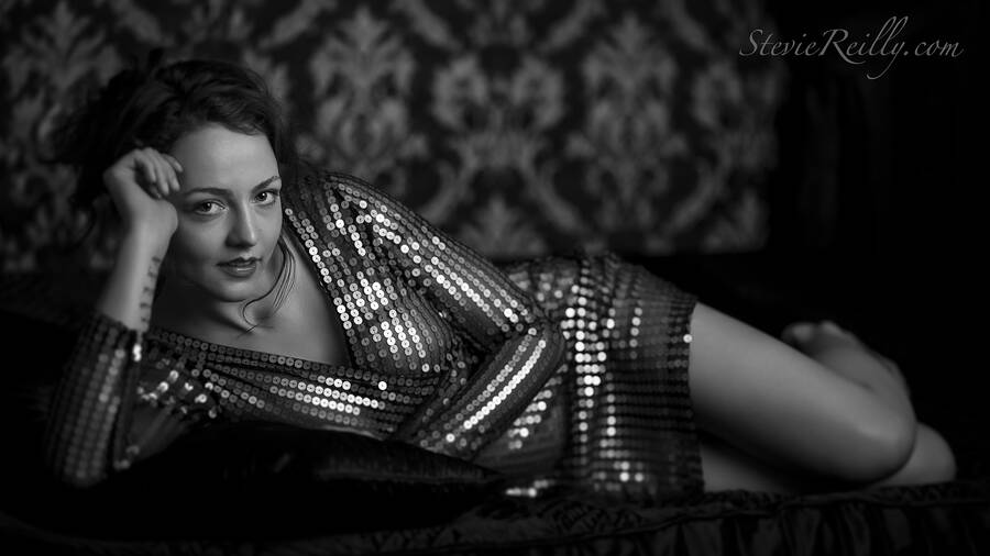 photographer Stevie Reilly boudoir modelling photo. miss lilunoir.