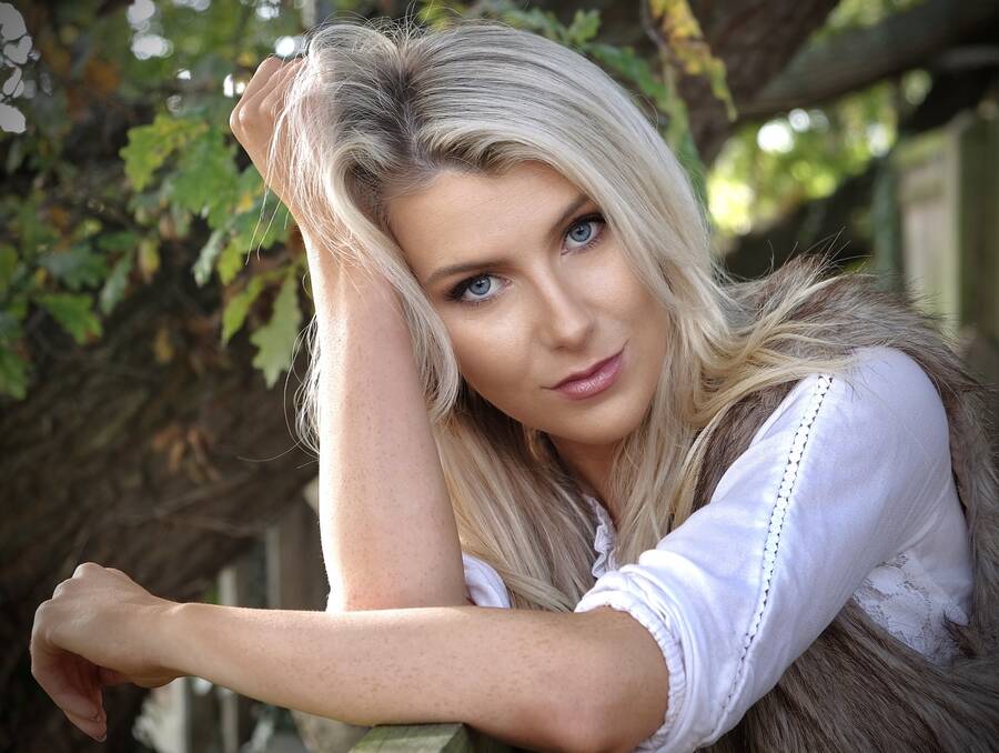 photographer Eyes4me portrait modelling photo with Oliviagrace