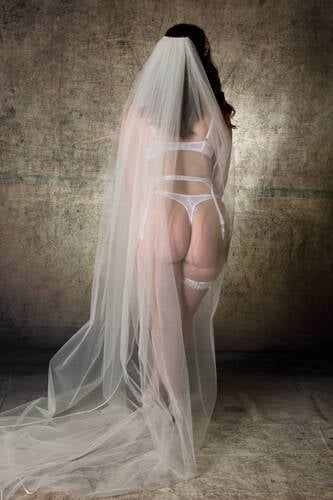 photographer PhotomanBeds bridal modelling photo