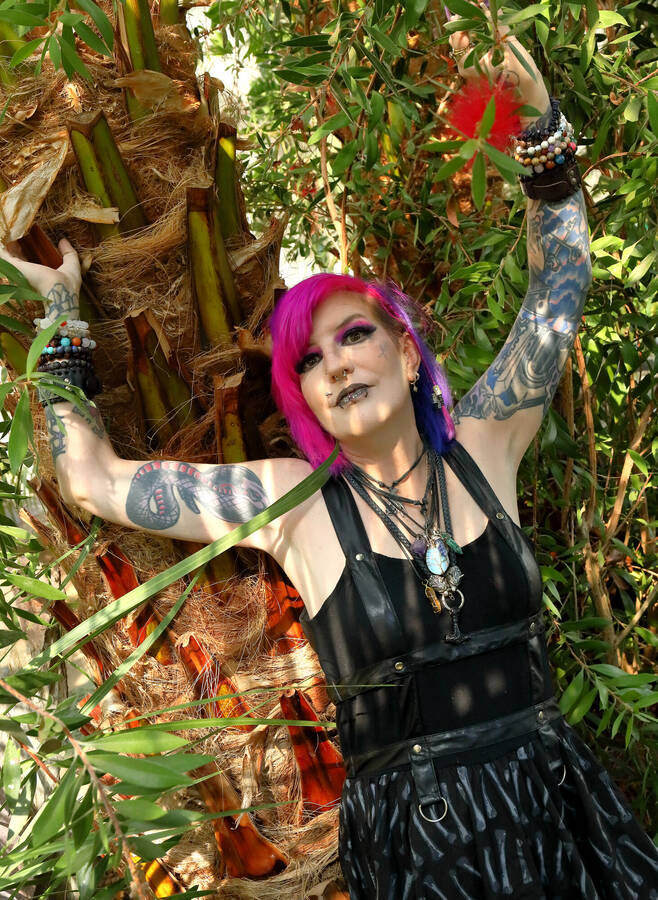 photographer PhotomanBeds gothic modelling photo with @Akeso_eclipse