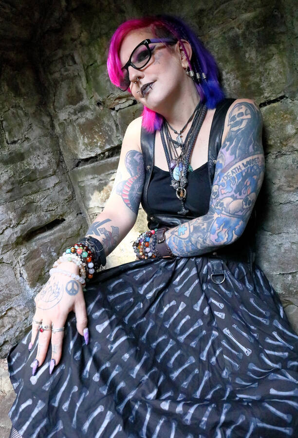 photographer PhotomanBeds gothic modelling photo with @Akeso_eclipse