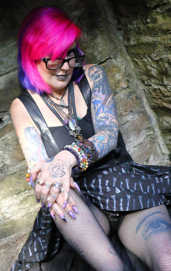 photographer PhotomanBeds gothic modelling photo with @Akeso_eclipse