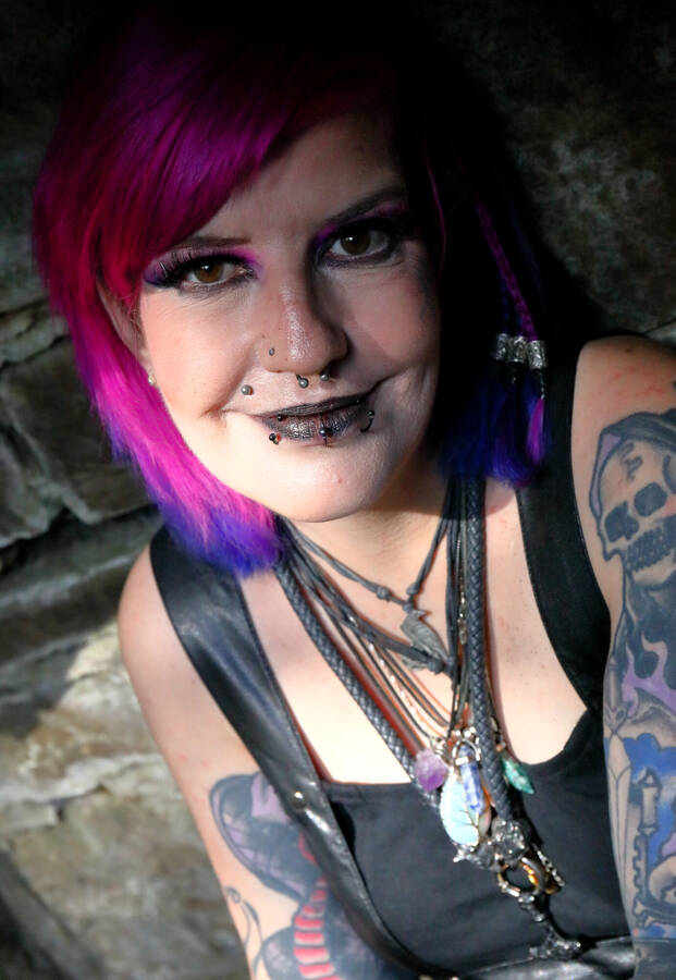 photographer PhotomanBeds gothic modelling photo with @Akeso_eclipse