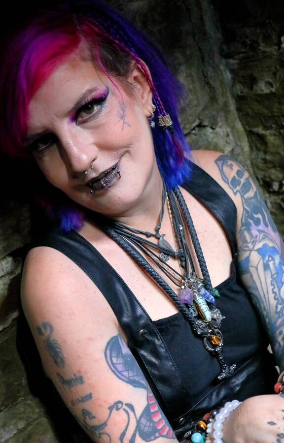 photographer PhotomanBeds gothic modelling photo with @Akeso_eclipse