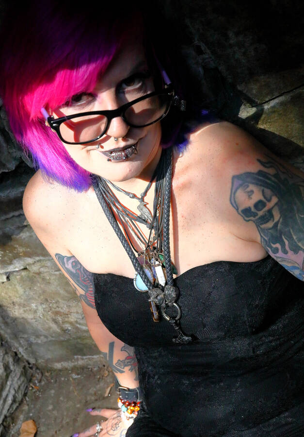 photographer PhotomanBeds gothic modelling photo with @Akeso_eclipse