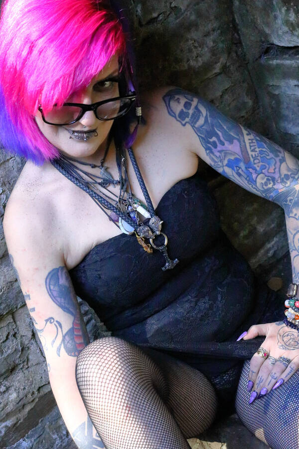 photographer PhotomanBeds gothic modelling photo with @Akeso_eclipse