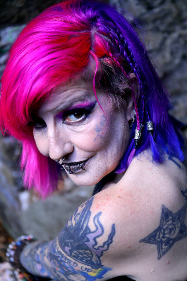 photographer PhotomanBeds gothic modelling photo with @Akeso_eclipse