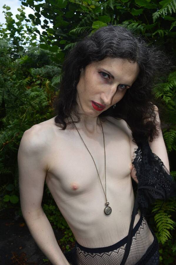 model Eleanor Burns topless modelling photo taken at Cardiff taken by @Stancourt