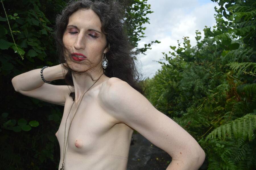 model Eleanor Burns topless modelling photo taken at Cardiff taken by @Stancourt