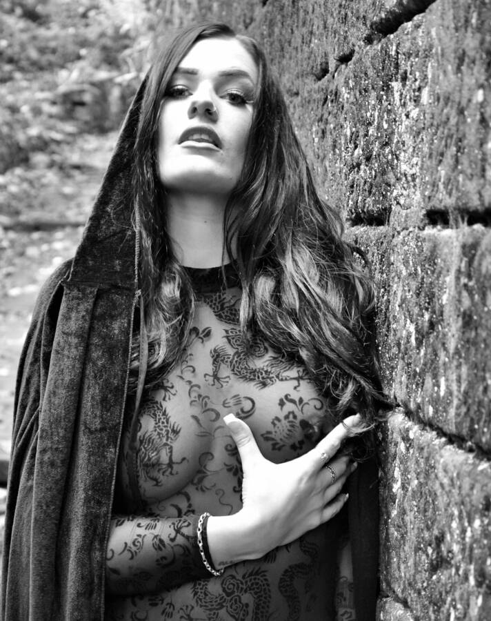 photographer Xbikerpete gothic modelling photo. the black magic woman.