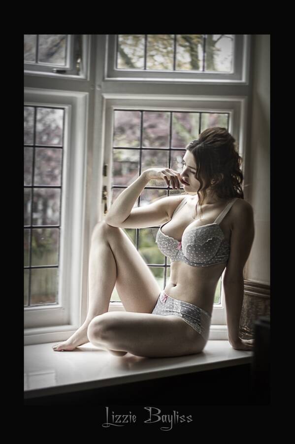 photographer True Curves lingerie modelling photo taken at Models home in Wolverhampton with @LizzieBayliss