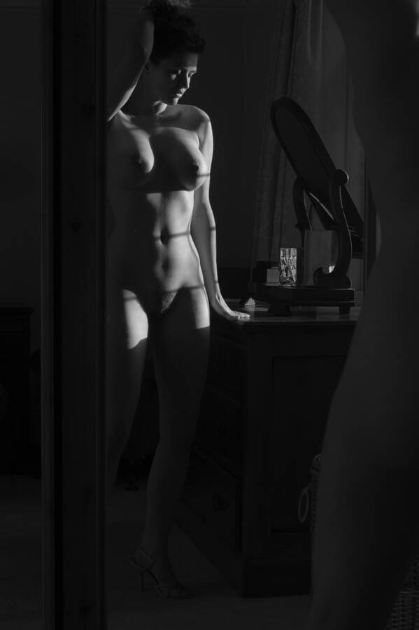 photographer True Curves erotic modelling photo taken at Models home in Wolverhampton with @LizzieBayliss