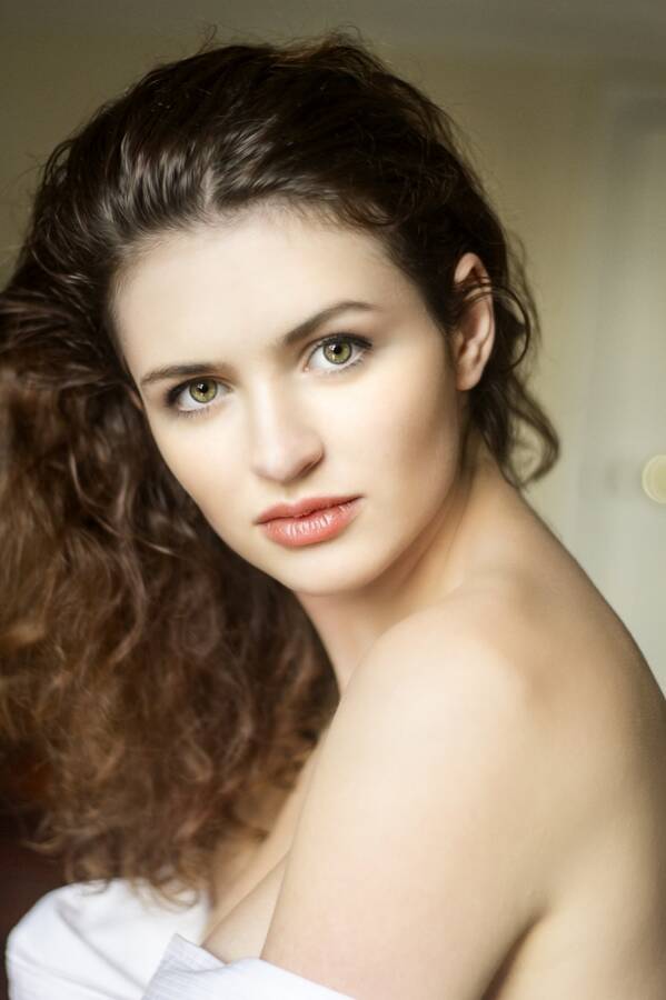 photographer True Curves headshot modelling photo taken at Models home in Wolverhampton with @LizzieBayliss