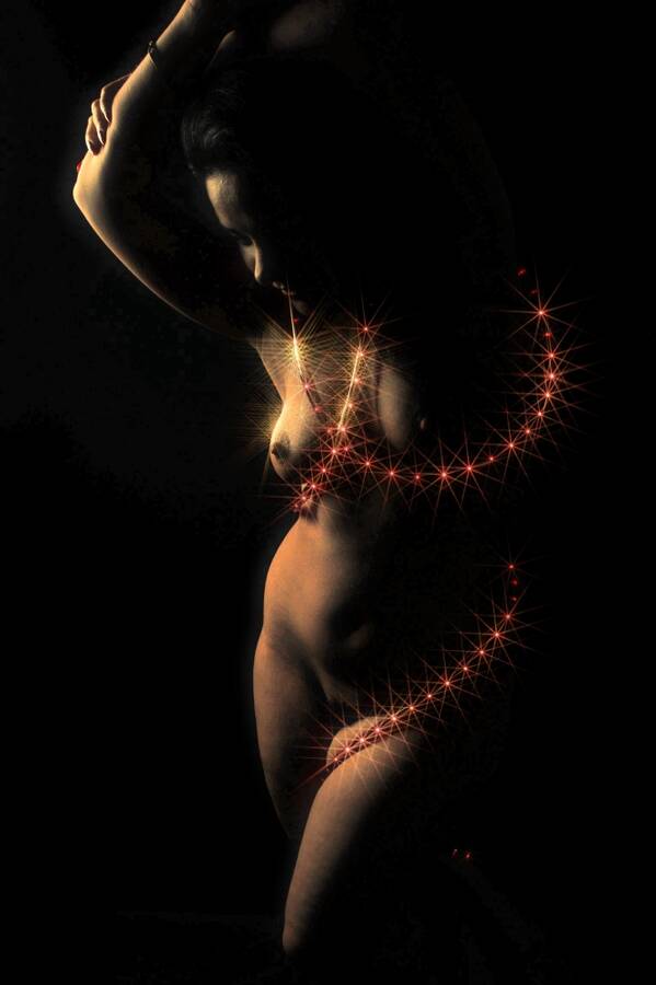 photographer Alan Tog nude modelling photo. nude shot taken in reduced light to highlight the effect of the rope light wrapped around the model.
