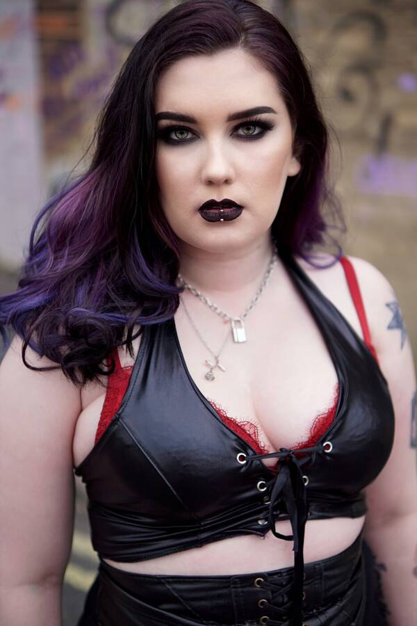 photographer Stenning gothic modelling photo with @AmyJade