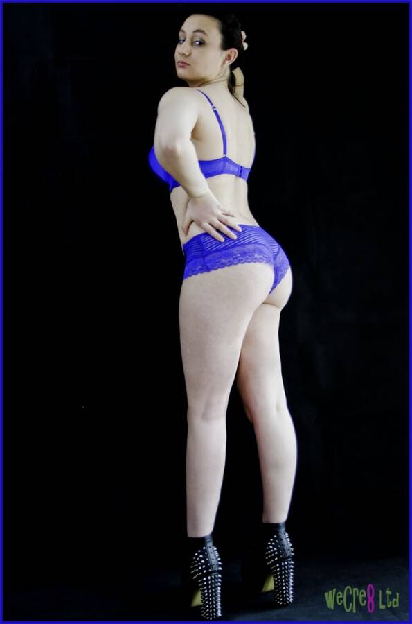 model WillowRawrr lingerie modelling photo taken by @evans