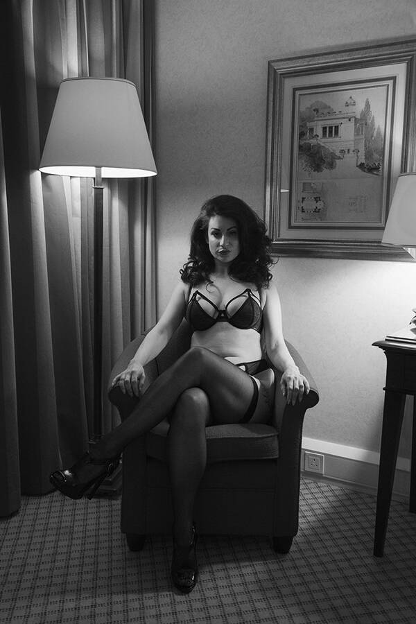 photographer Flobelob boudoir modelling photo with Trixie Blue