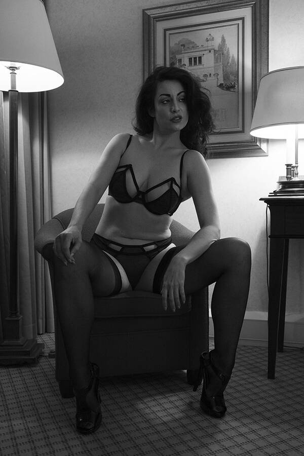 photographer Flobelob boudoir modelling photo with Trixie Blue