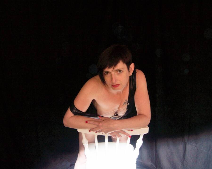 photographer Pos portrait modelling photo taken at Model's home. with @ladyartist. out of the limelight.