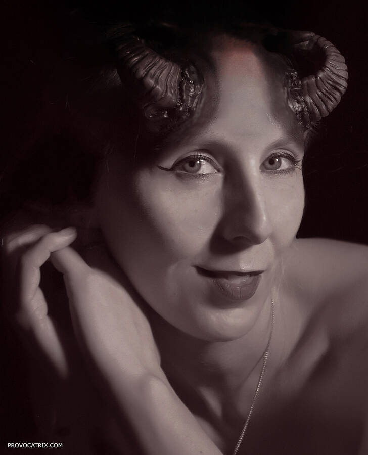 photographer Provocatrix classic modelling photo with Vampi