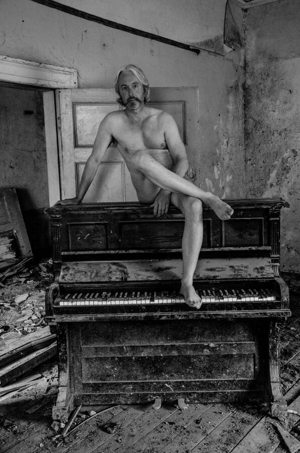model Horace Silver implied nude modelling photo. picture  copyright sophie merlo.