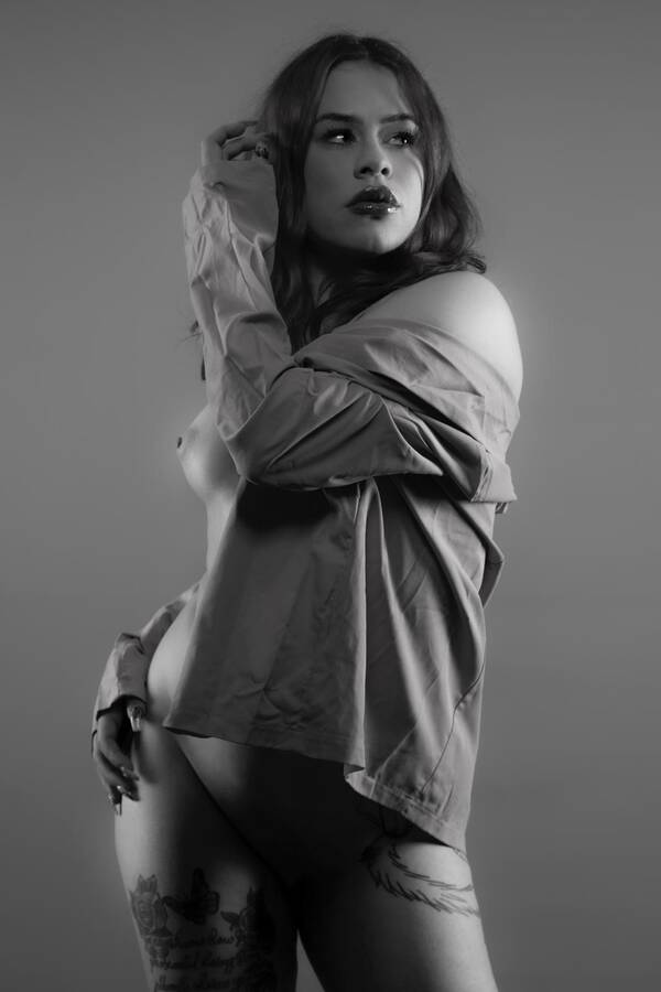 model MissGenevieveX implied nude modelling photo taken by @JoelHicksPhotography