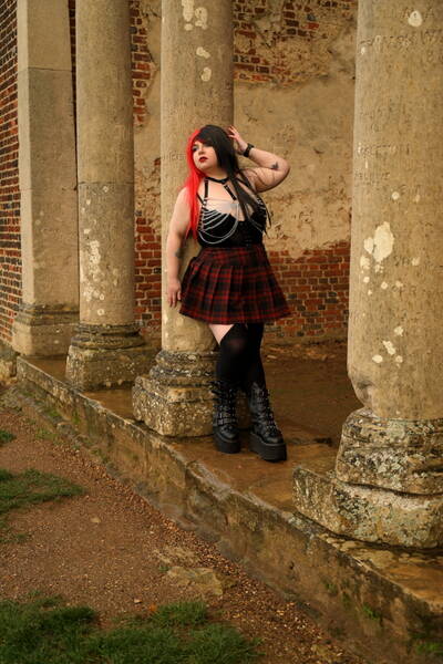 photographer PhotomanBeds alternativefashion modelling photo with @Poisonblackrose