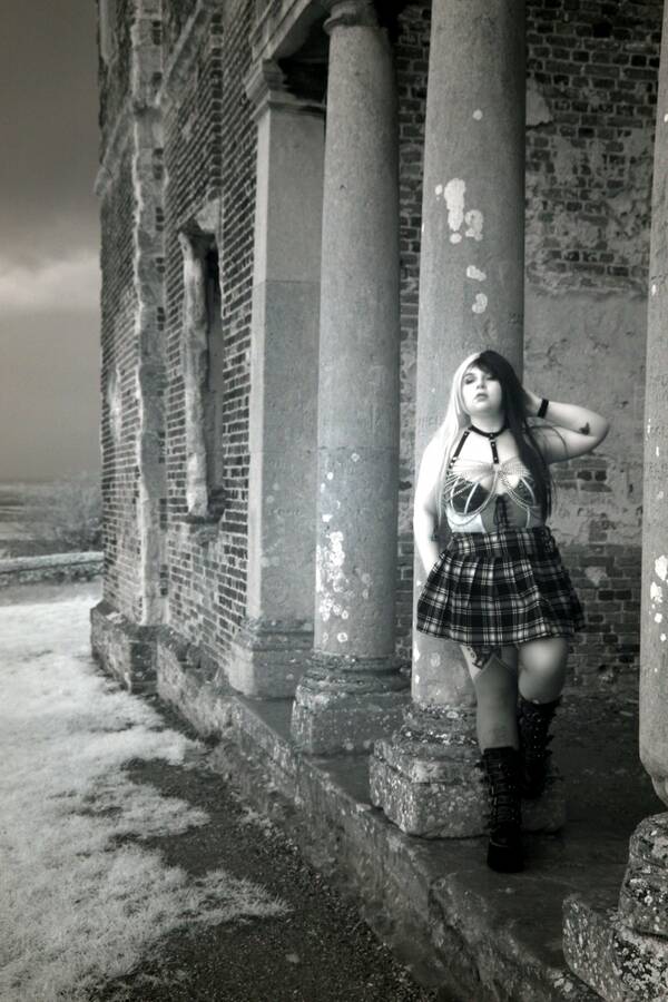 photographer PhotomanBeds alternativefashion modelling photo with @Poisonblackrose