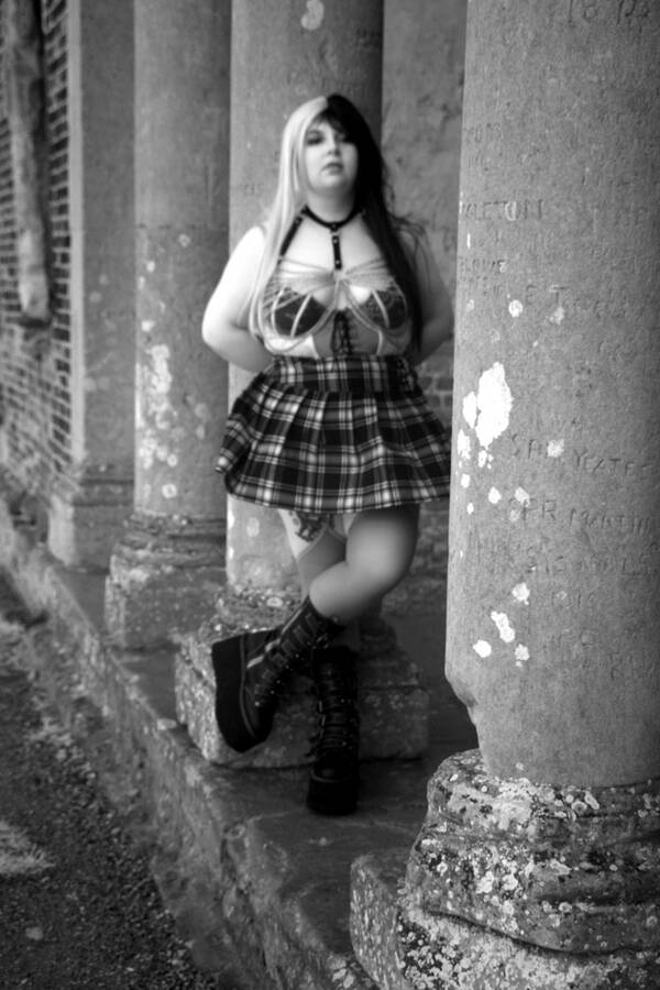 photographer PhotomanBeds alternativefashion modelling photo with @Poisonblackrose