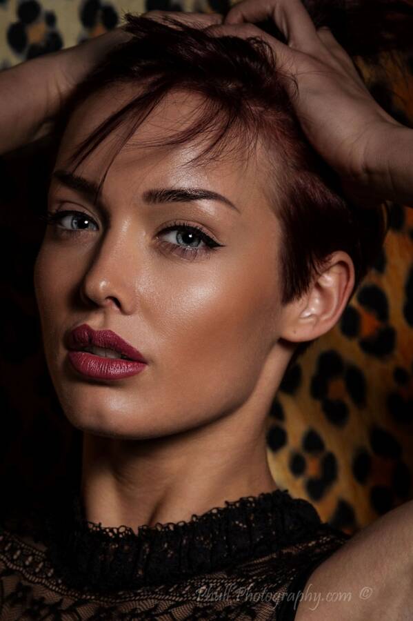 photographer Phullphotography headshot modelling photo with Rosie Robinson. rosie robinson headshot.