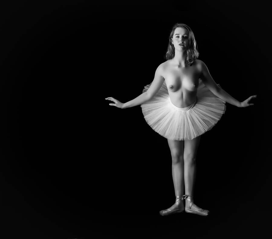 photographer StudioDee Banchory topless modelling photo