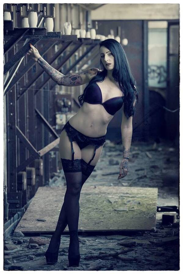 model MissHannahb lingerie modelling photo taken by @Jskazza