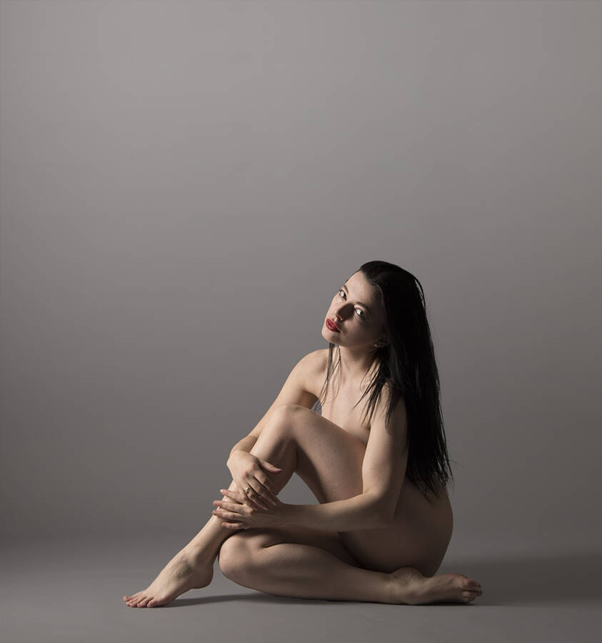 photographer MikeR implied nude modelling photo. simple.