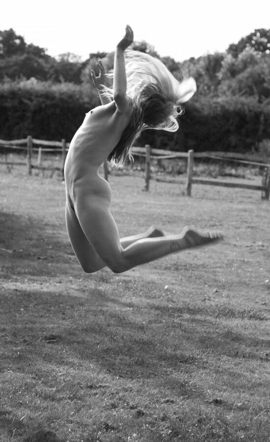 photographer Paul Kent fitness modelling photo. pippa doll in flying mood.