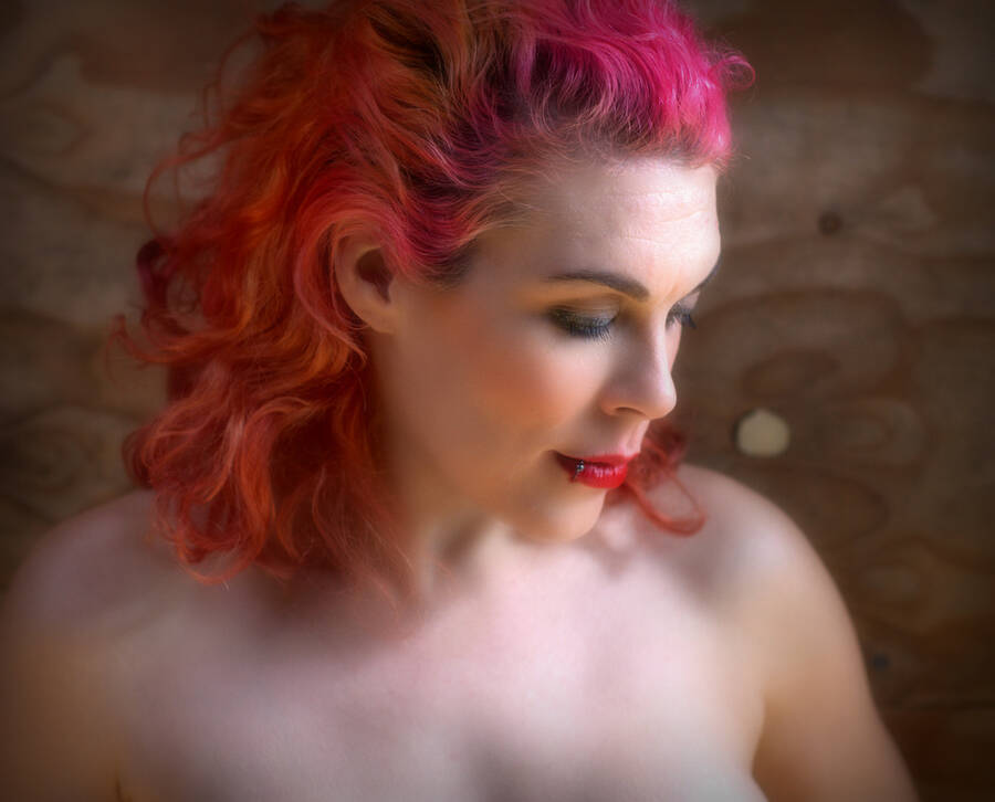photographer Serenesunrise portrait modelling photo taken at Ipswich with @Betsybluebird . on location in a barn.