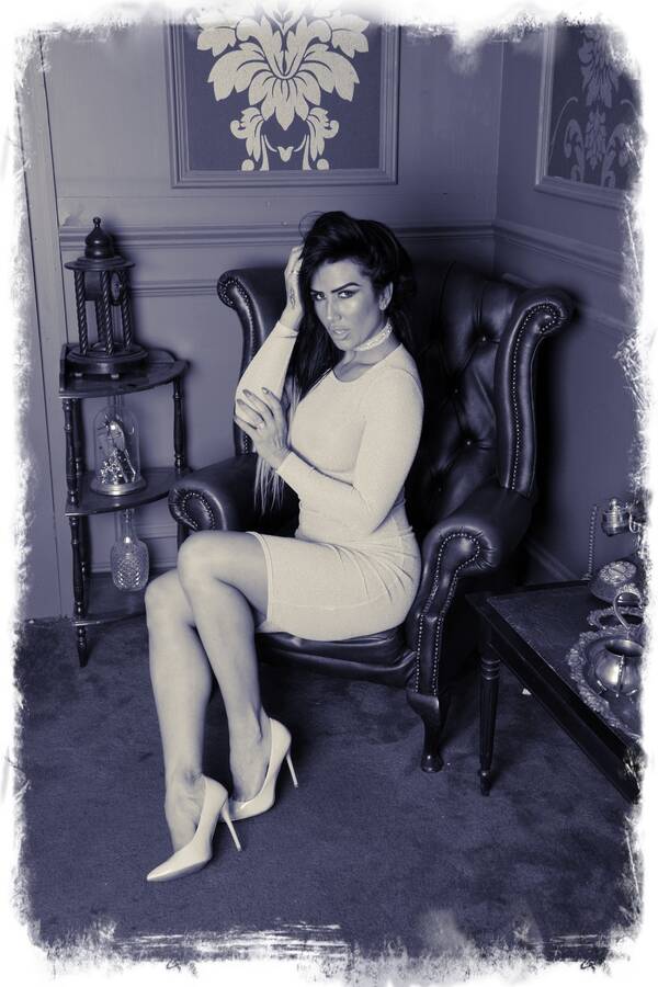 photographer Alan Tog pinup modelling photo. the lovely kasia posing in her old world setting in bw.