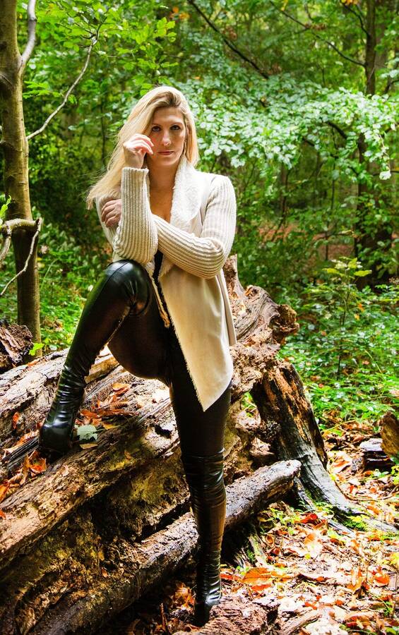 model jadewhittaker fashion modelling photo taken at Sandal beat woods taken by Shaun whiting