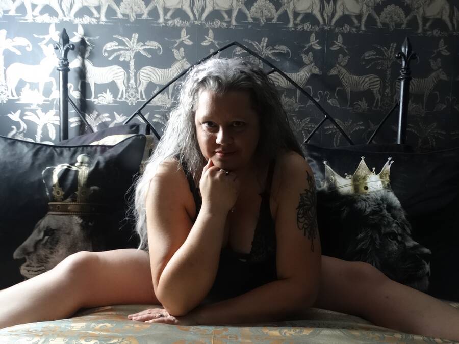 model Burlesque Wife boudoir modelling photo taken by @UrbanKinks