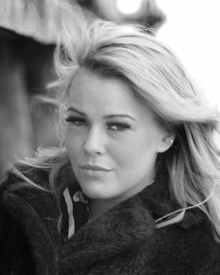 photographer BillB portrait modelling photo with @Victoria_Rogers . a very cold very windy day on the solent and a very beautiful model.