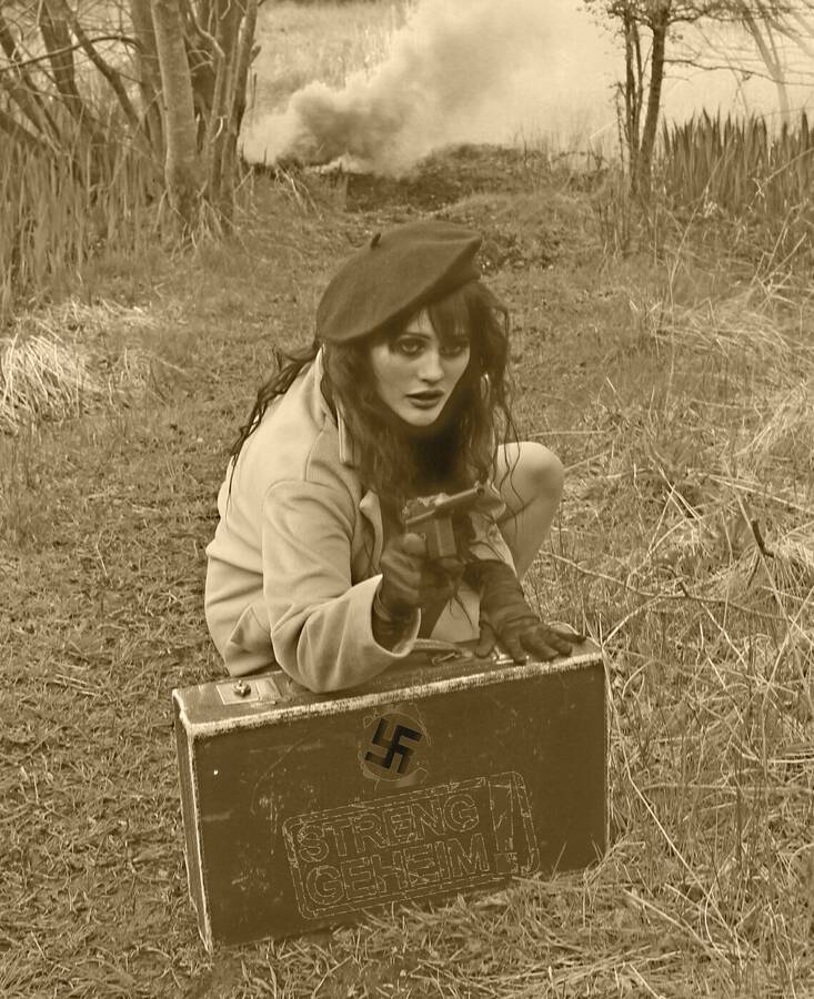 digital artist WiggliesDigitalServices wwii modelling photo taken by WigglyBeezersforeverandeverarts. cosplay idea to tell story of bravery of men and women during wwii.