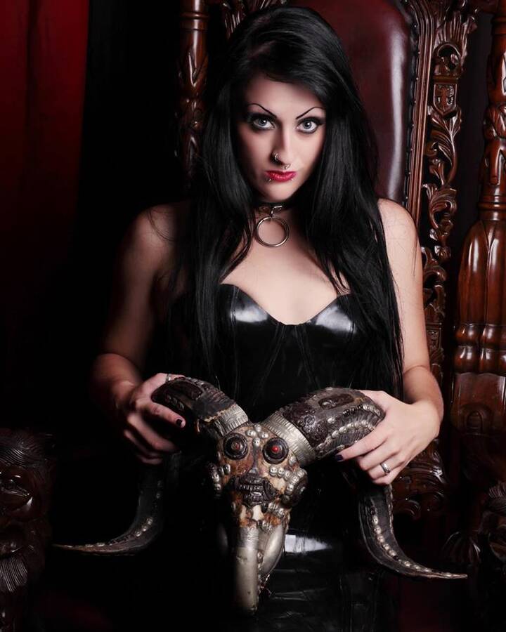 model Shellie Arielle gothic modelling photo taken at Murder Mile Studio London taken by Laura Baker Photography