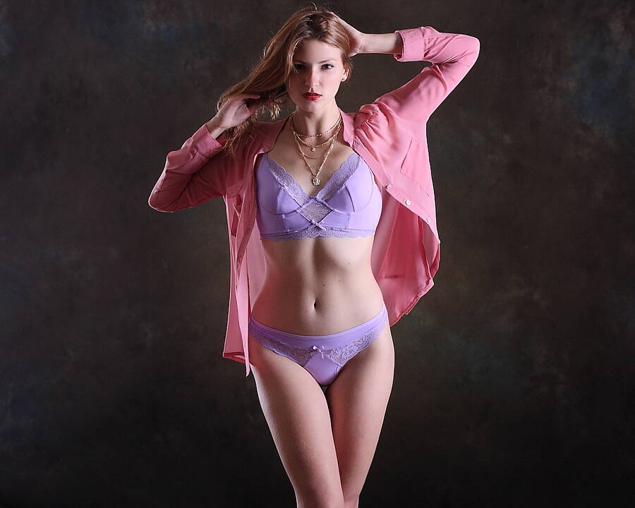 model MarynaSedin lingerie modelling photo