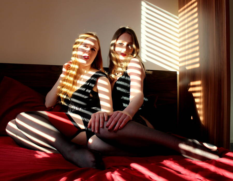 photographer wigglybeezersforeverandeverarts glamour modelling photo with @Jenny1 @auroraphoenix