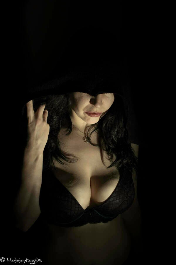 photographer Alan Tog lingerie modelling photo. a dark and moody themed lingerie pose of soozi who has the figure needed for this shot.
