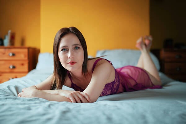 model Evie Kedavra boudoir modelling photo taken by @2nd_Curtain_Photography